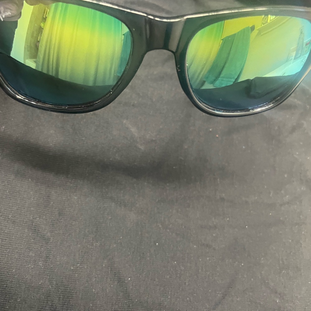 PRICE DROP!!  Ray-Ban Classic Unisex Wayfarer Sunglasses - Picture 3 of 5
